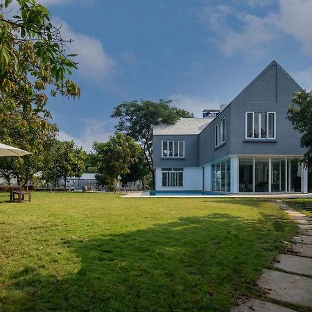 Twilight Grove By Stayvista - Pool- View Villa With Manicured Lawn, Contemporary Interiors & Home Theatre Karjat Ngoại thất bức ảnh
